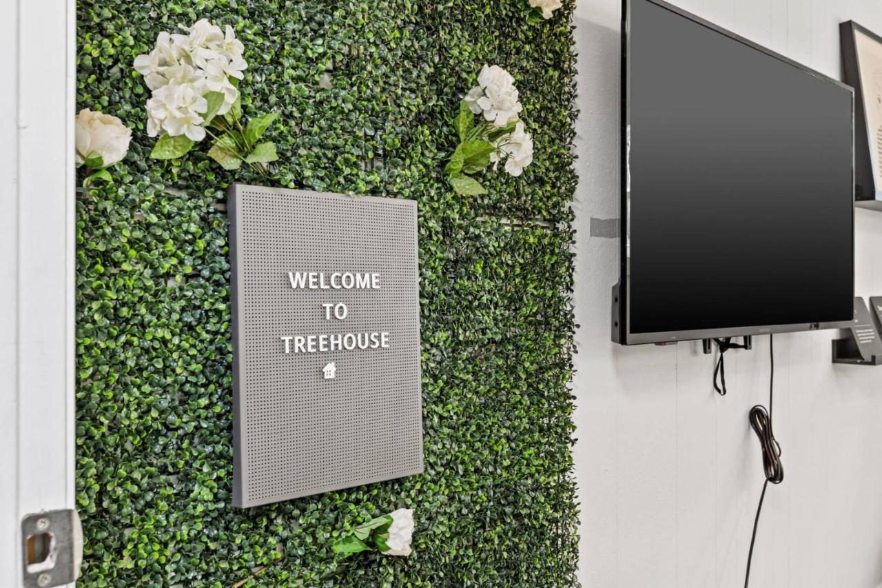 Treehouse Is A Quaint 2 Bedroom In An Up-And-Coming Part Of Town, Pet Friendly With Fenced Yard And Lounge Area That Is Close To Downtown แทมปา ภายนอก รูปภาพ
