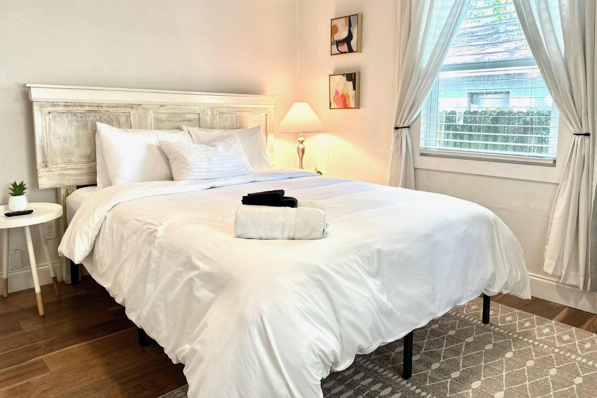 Treehouse Is A Quaint 2 Bedroom In An Up-And-Coming Part Of Town, Pet Friendly With Fenced Yard And Lounge Area That Is Close To Downtown แทมปา ภายนอก รูปภาพ