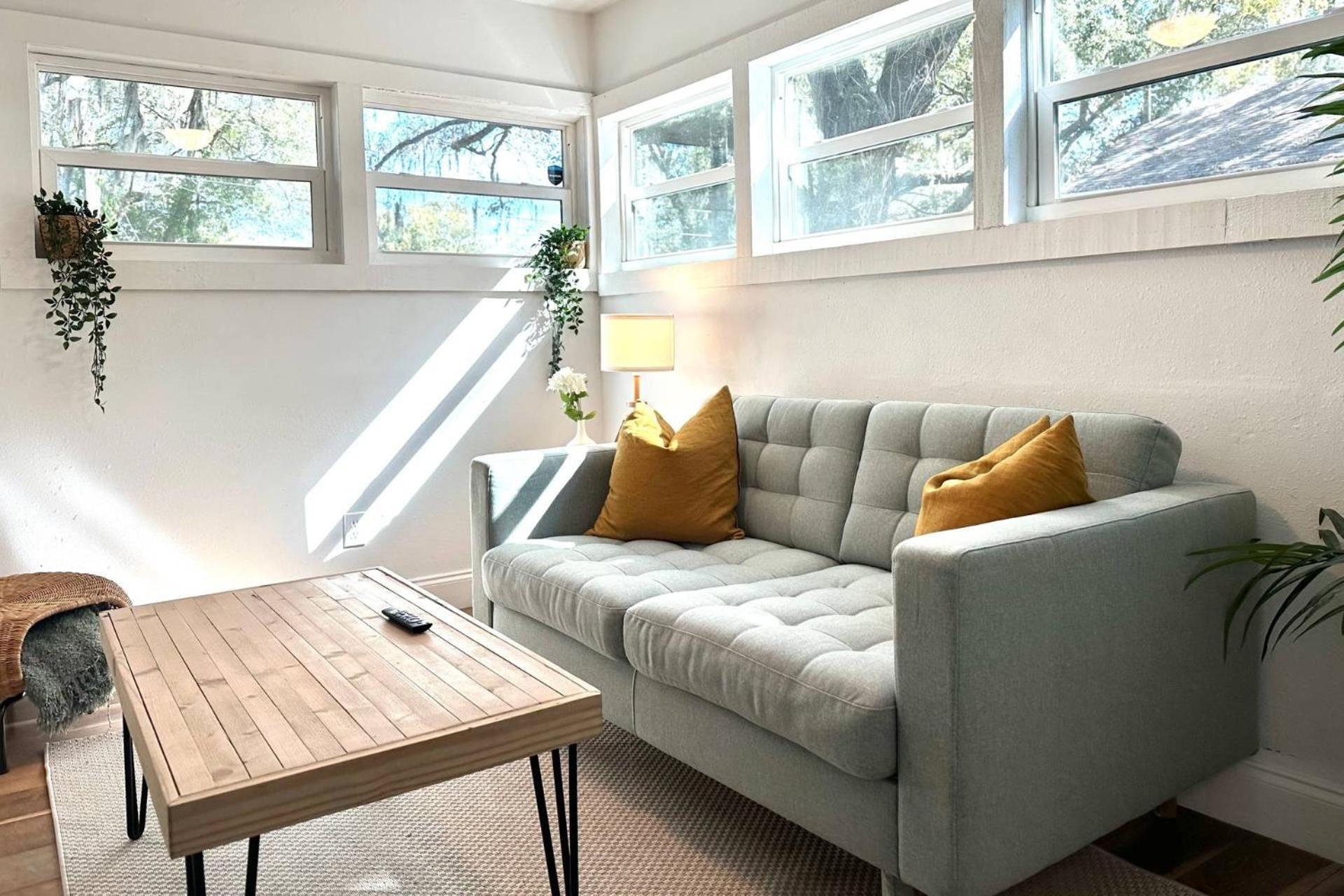 Treehouse Is A Quaint 2 Bedroom In An Up-And-Coming Part Of Town, Pet Friendly With Fenced Yard And Lounge Area That Is Close To Downtown แทมปา ภายนอก รูปภาพ