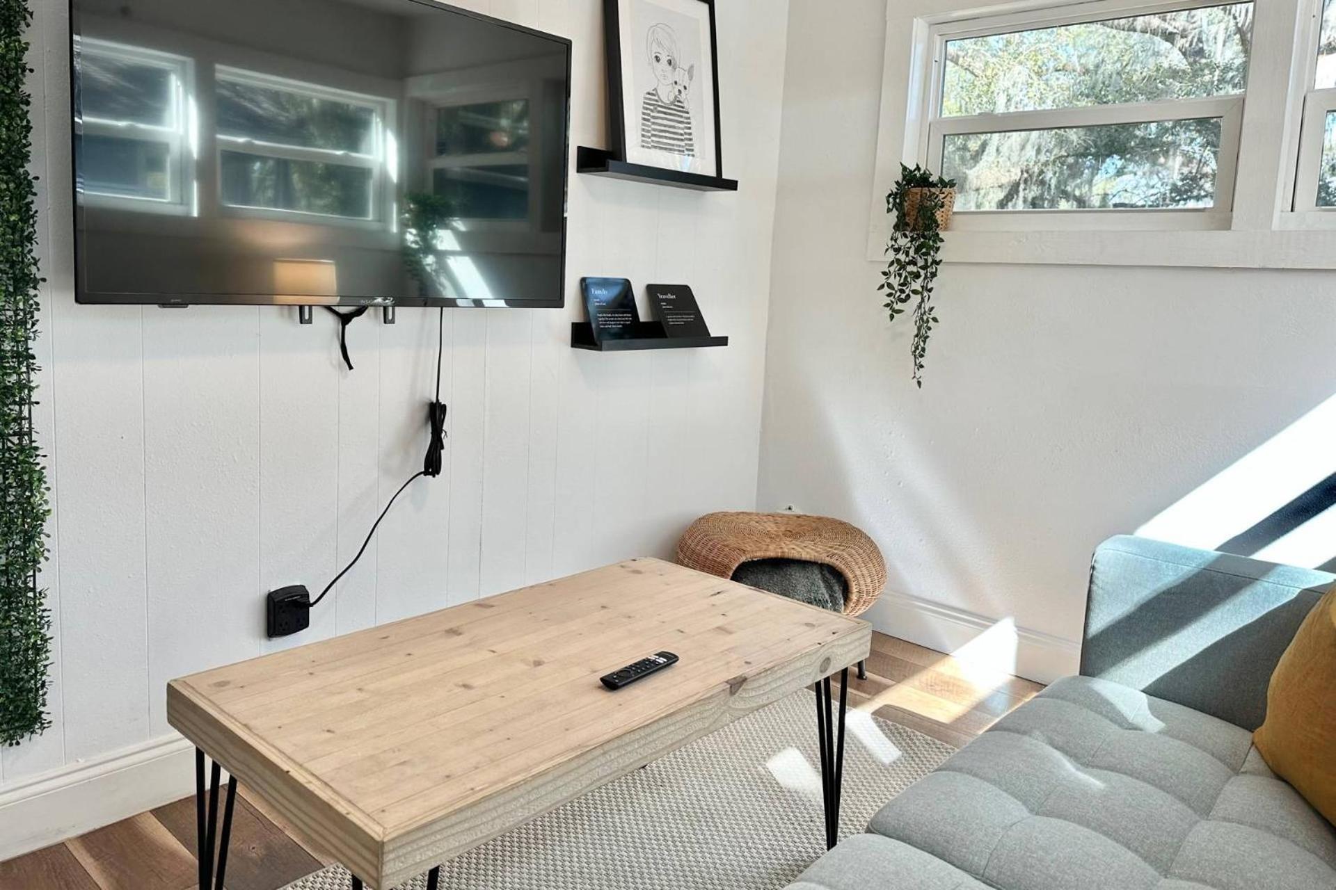 Treehouse Is A Quaint 2 Bedroom In An Up-And-Coming Part Of Town, Pet Friendly With Fenced Yard And Lounge Area That Is Close To Downtown แทมปา ภายนอก รูปภาพ